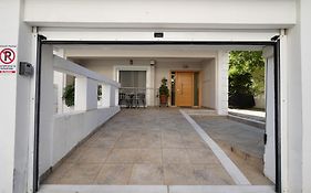 Garden Apartment Next To The Mall -Private Parking